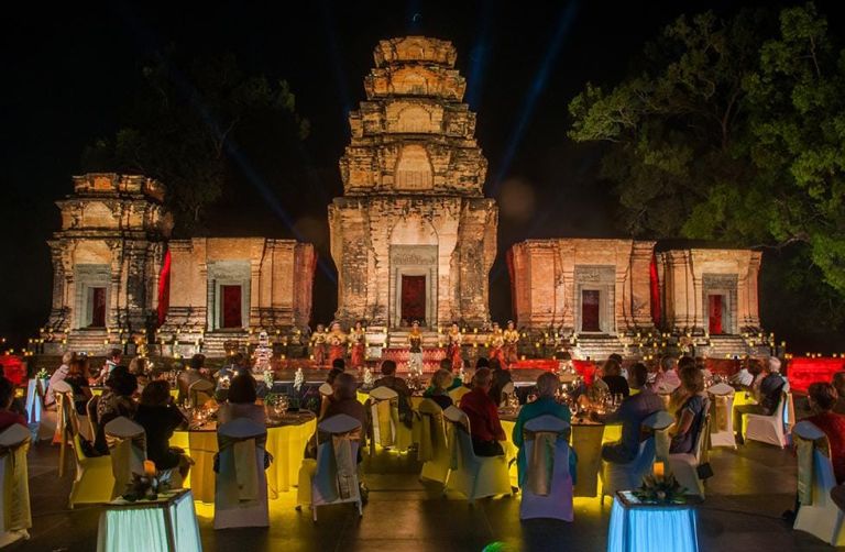 4 Temple Dining Performance 1