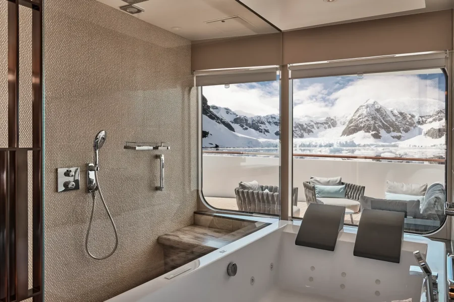 Silver Endeavour - Grand Suite bathroom