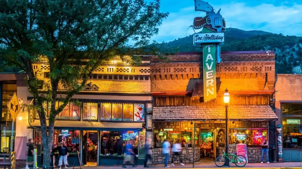 Glenwood Springs Downtown – Doc Holliday Tavern -min