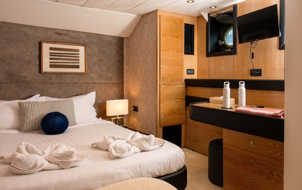 M/Y Gemaya Lunar Cabin