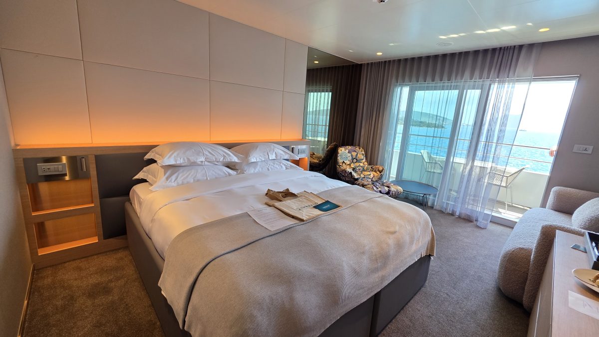 Balcony Suite on the Emerald Kaia 